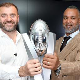 Zeljko Karajica (l.) und Patrick Esume 2022 mit dem ELF-Pokal