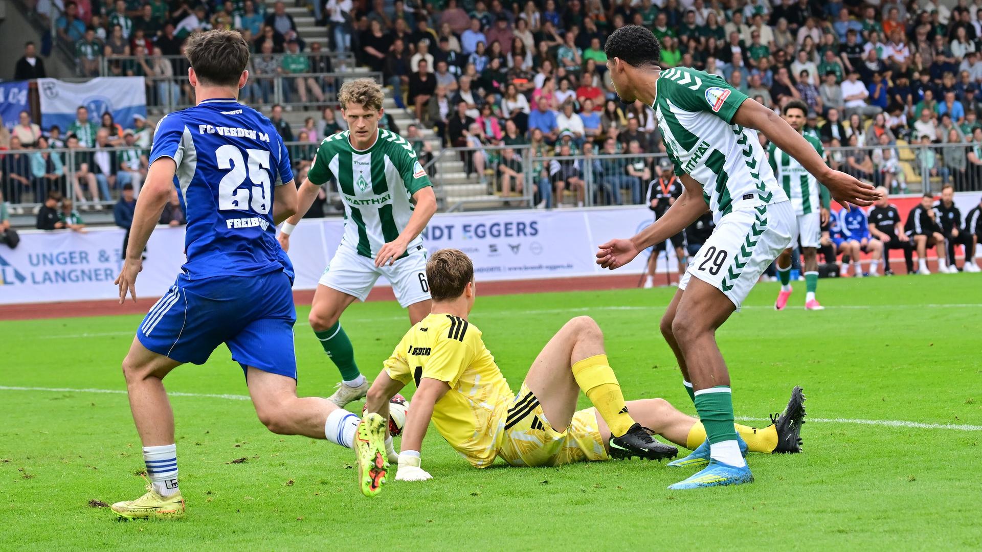 Jens Stage erzielt ein Tor gegen den FC Verden 04. | dpa | Nordphoto / Witke