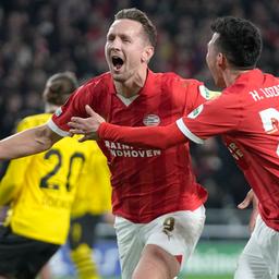 Eindhovens Luuk de Jong jubelt nach seinem Treffer gegen Dortmund
