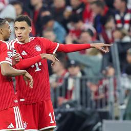 FC-Bayern-Spieler Michael Olise und Jamal Musiala (rechts) im Gespräch