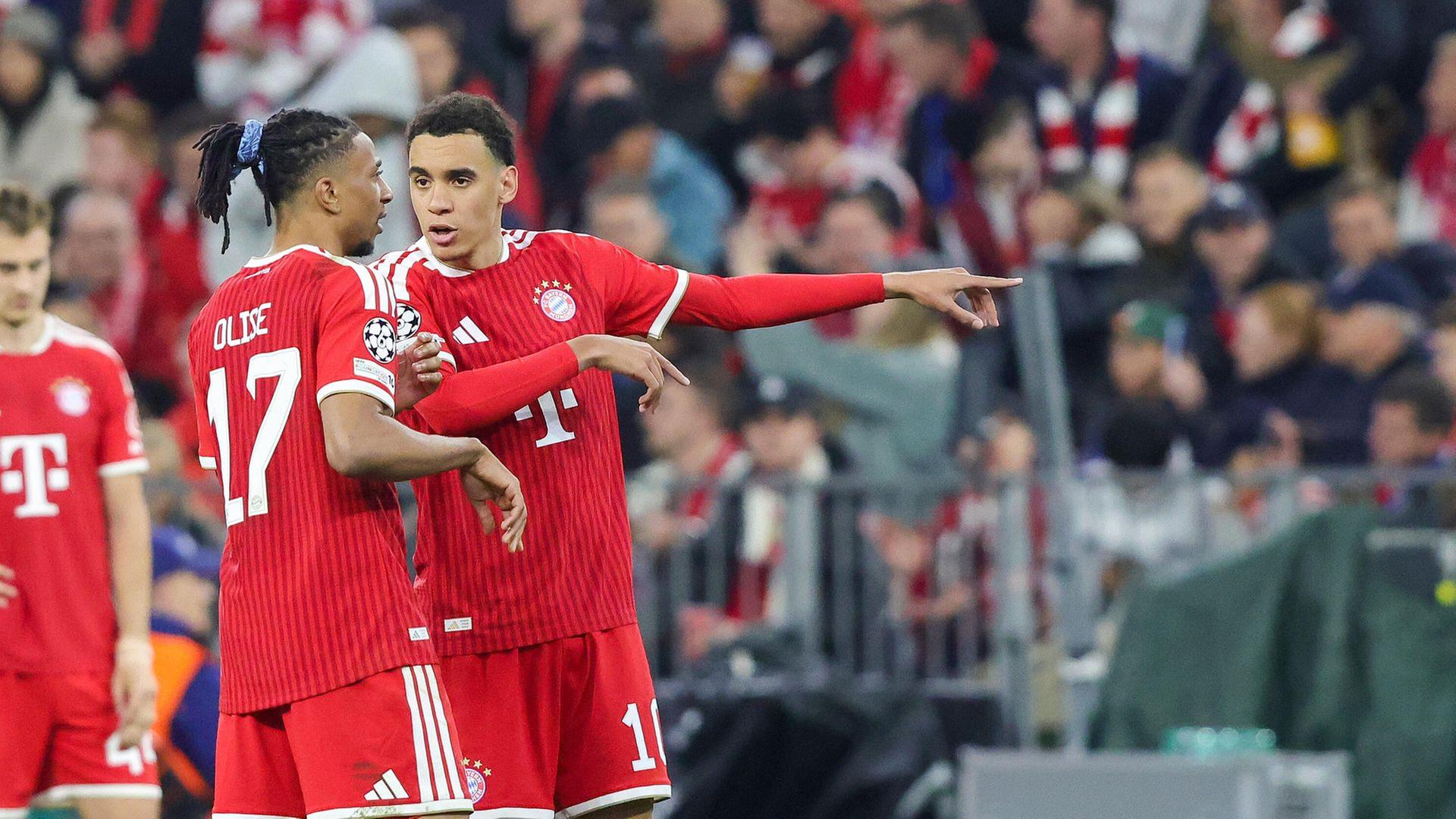 FC-Bayern-Spieler Michael Olise und Jamal Musiala (rechts) im Gespräch | picture alliance / firo Sportphoto | Sebastian El-Saqqa