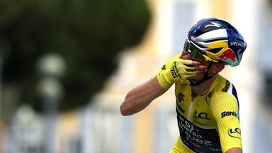 Demi Vollering jubelt nach der 9. Etappe in Nizza über den Gesamtsieg 