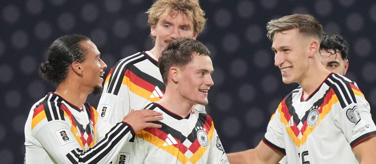 Florian Wirtz wird von seinen Teamkollegen für seine Torvorlage gefeiert