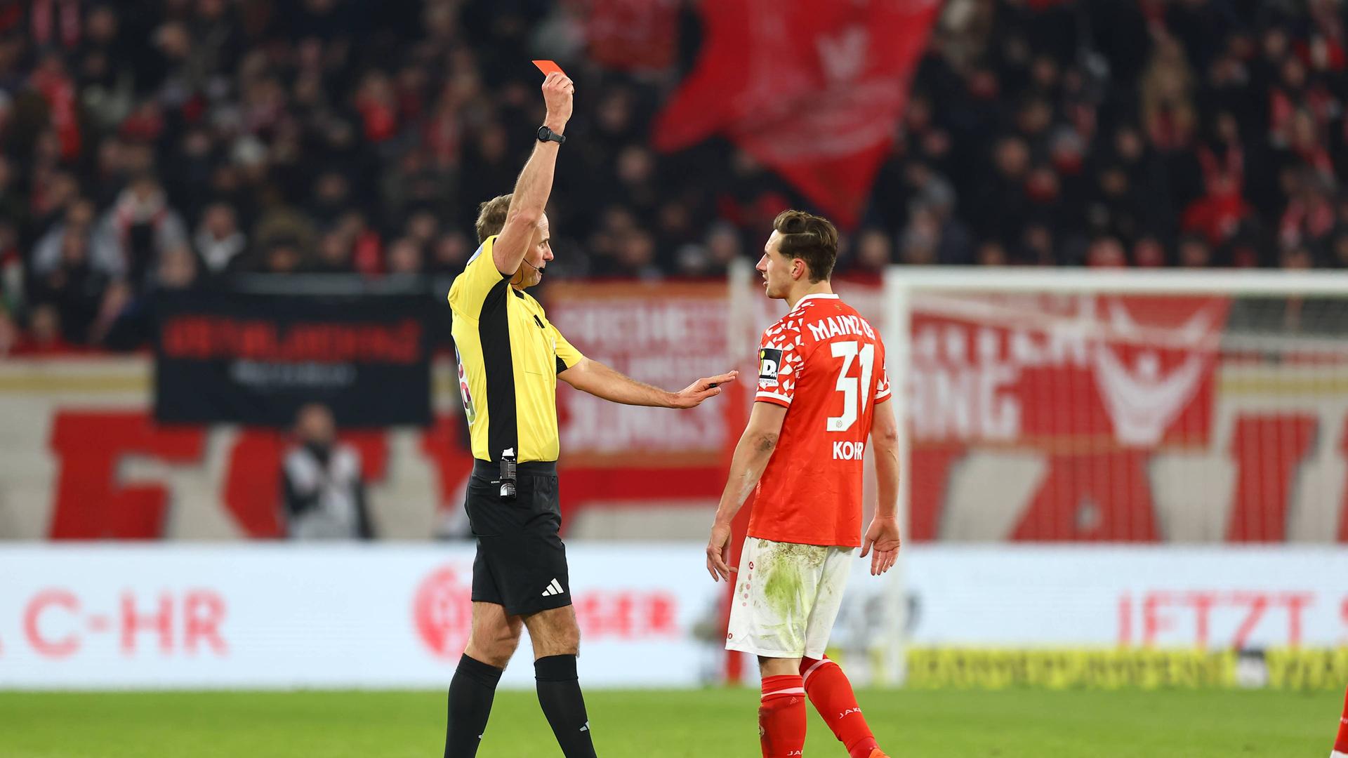 Kohr sieht Rote Karte nach Horror-Foul | IMAGO/HMB-Media