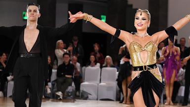 Das Bremer Tanzpaar Yigit Bayraktar und Lukrecija Kuraite verbeugt sich strahlend beim Publikum bei der WM der zehn Tänze.