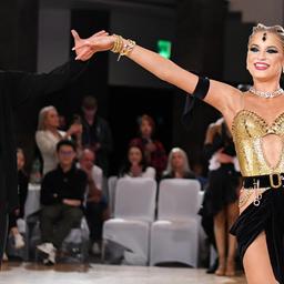 Das Bremer Tanzpaar Yigit Bayraktar und Lukrecija Kuraite verbeugt sich strahlend beim Publikum bei der WM der zehn Tänze.