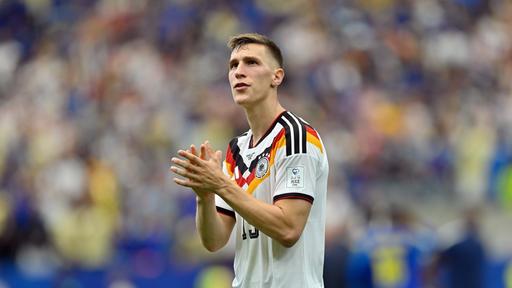 Deutschlands Nico Schlotterbeck klatscht in Richtung der deutschen Fans im WM-Spiel gegen Curacao