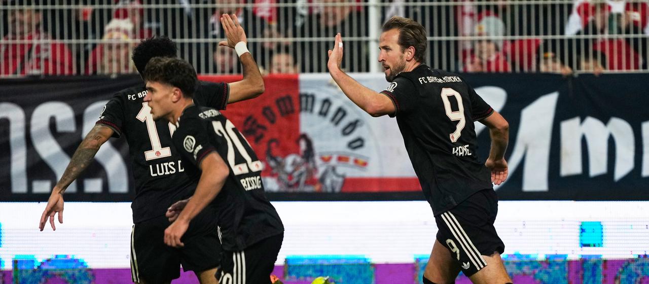 Harry Kane gibt Luis Diaz ein High-Fives