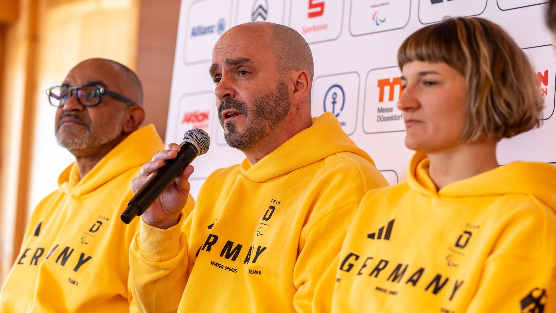 Idriss Gonschinska (l-r), Vorstandsvorsitzender des Deutschen Behindertensportbunds (DBS), Marc MÃ¶llmann, Chef de Mission des Deutschen Behindertensportbunds (DBS), und Anna-Lena Forster, paralympische Athletin, sitzen wÃ¤hrend einer Pressekonferenz im Deutschen Haus | Philipp von Ditfurth/dpa