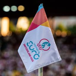 Auf einer Eckfahne ist das Logo der UEFA Europameisterschaft 2025 in der Schweiz gedruckt.