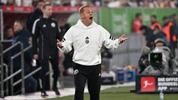 Düsseldorf Trainer Markus Anfang gestikuliert an der Seitenlinie