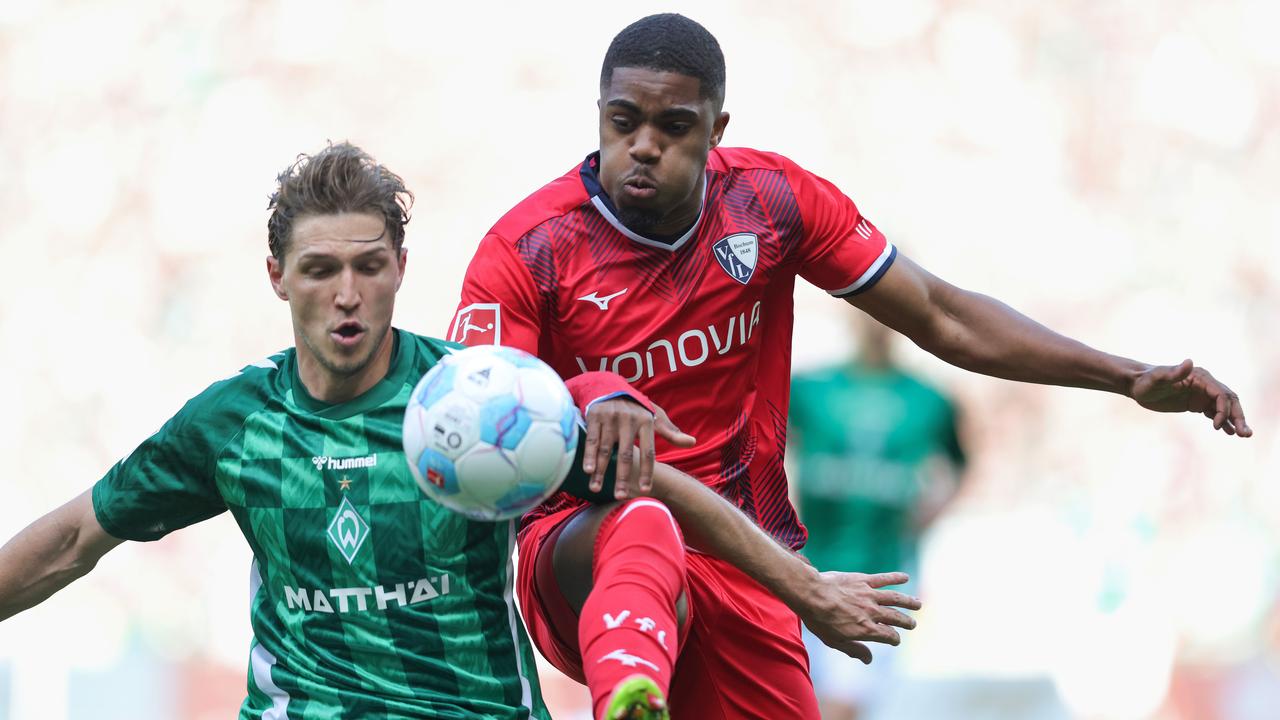 Niklas Stark (links) und Myron Boadu kämpfen um den Ball | Jürgen Fromme /firo Sportphoto