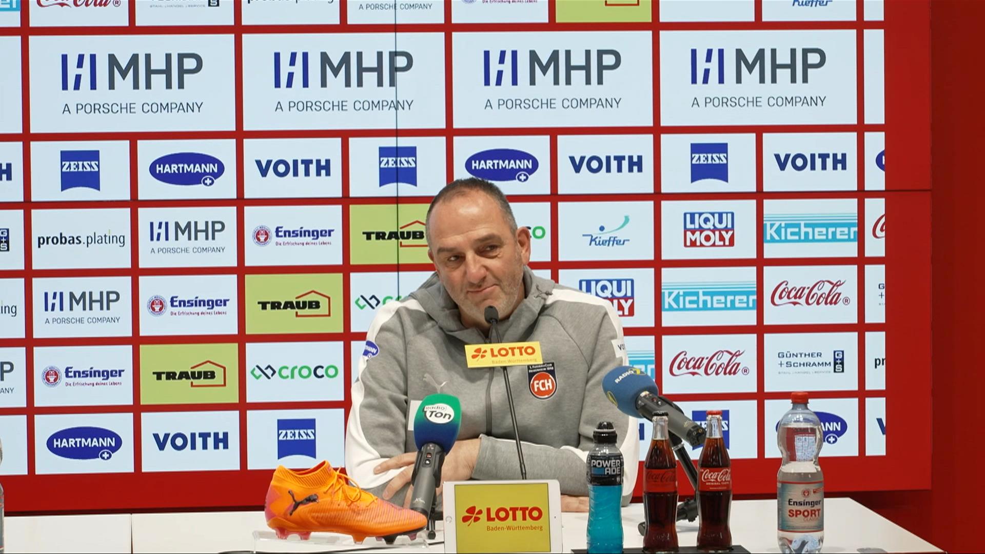 Frank Schmidt während einer Pressekonferenz | Sportschau