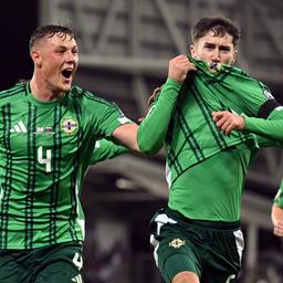 Der Nordirland Trai Hume (m.) bejubelt den Treffer zum 2:0