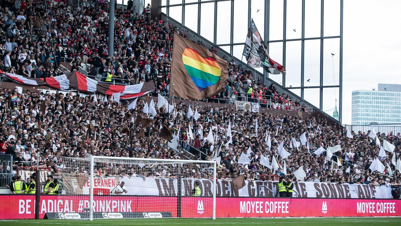 Fans des FC St. Pauli im Millerntor-Stadion | picture alliance / BEAUTIFUL SPORTS | BEAUTIFUL SPORTS/Buriakov