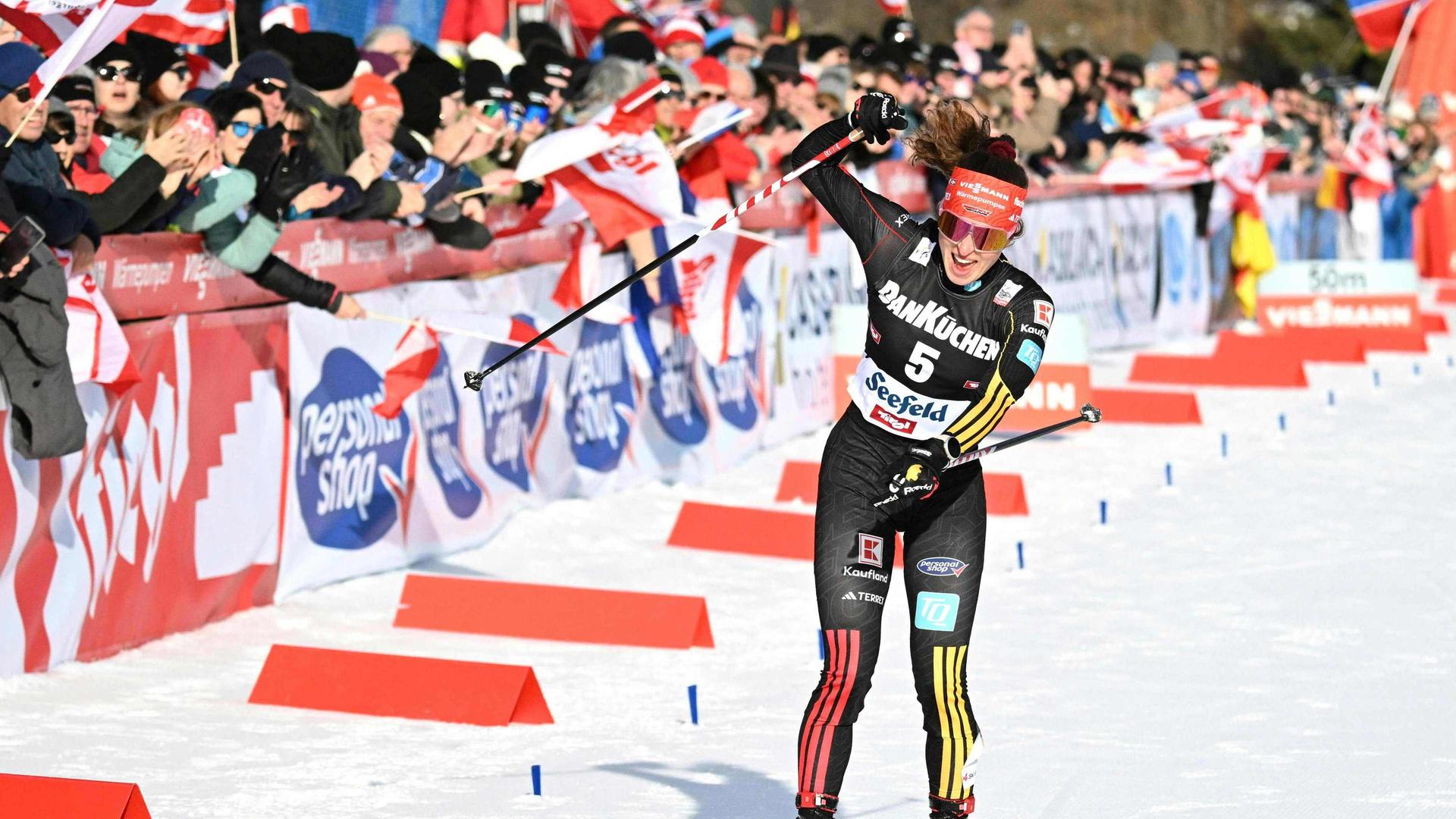 Nordische Kombination: Nathalie Armbruster jubelt im Zielsprint über Podestplatz