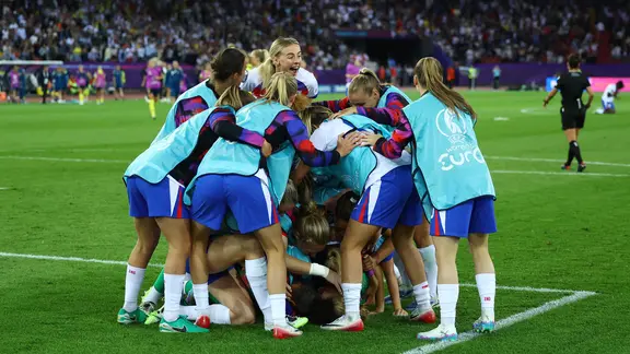 Englands Spielerinnen bejubeln den Sieg gegen Schweden nach Elfmeterschießen.