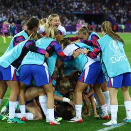 Englands Spielerinnen bejubeln den Sieg gegen Schweden nach Elfmeterschießen.