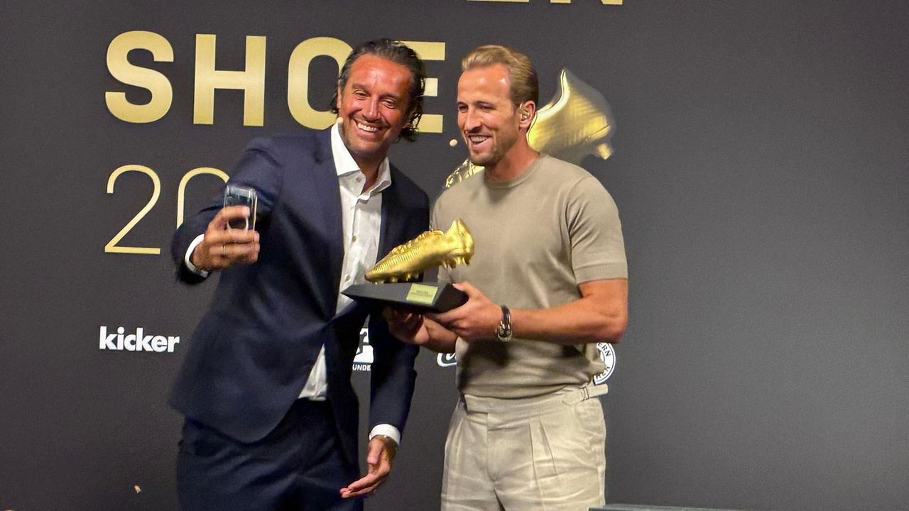 Kane bekommt Goldenen Schuh, Luca Toni sorgt für Schmunzler