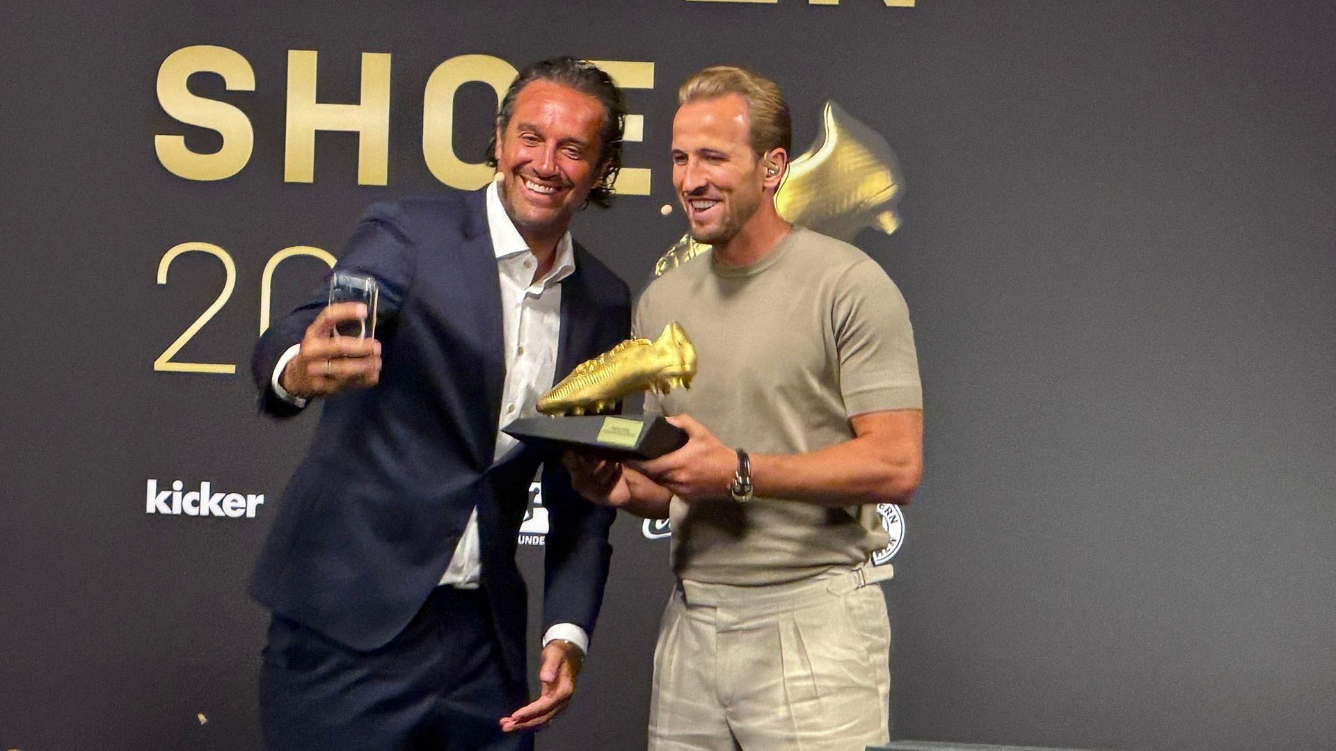 Kane bekommt Goldenen Schuh, Luca Toni sorgt für Schmunzler