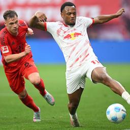 Joshua Kimmich im Zweikampf mit Lois Openda