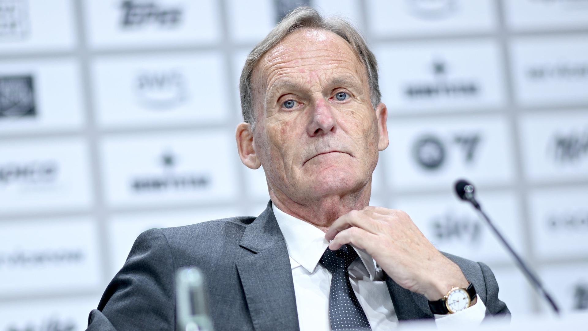 Hans-Joachim Watzke bei einer Pressekonferenz der Deutschen Fußball Liga (DFL). | WDR/dpa/Britta Pedersen