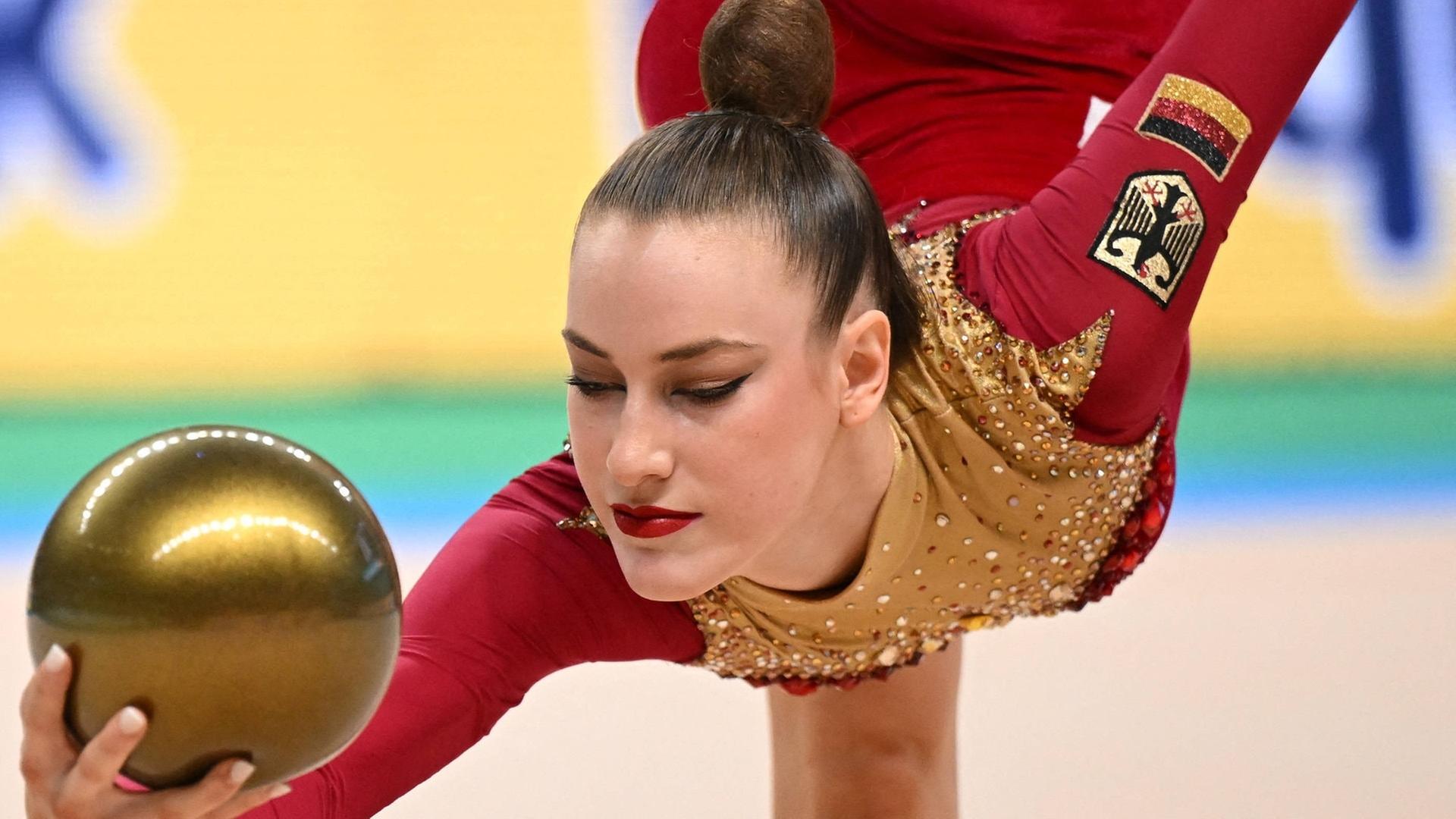 Darja Varfolomeev gewinnt EM-Gold mit dem Ball und mit dem Band