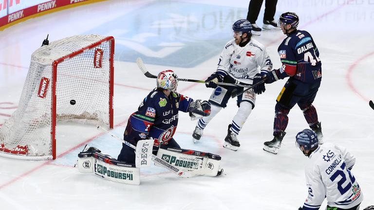 Eisbären-Torwart Jonas Stettmer kassiert den 1:1 Ausgleich durch Michael Connolly (imago images/O.Behrendt)