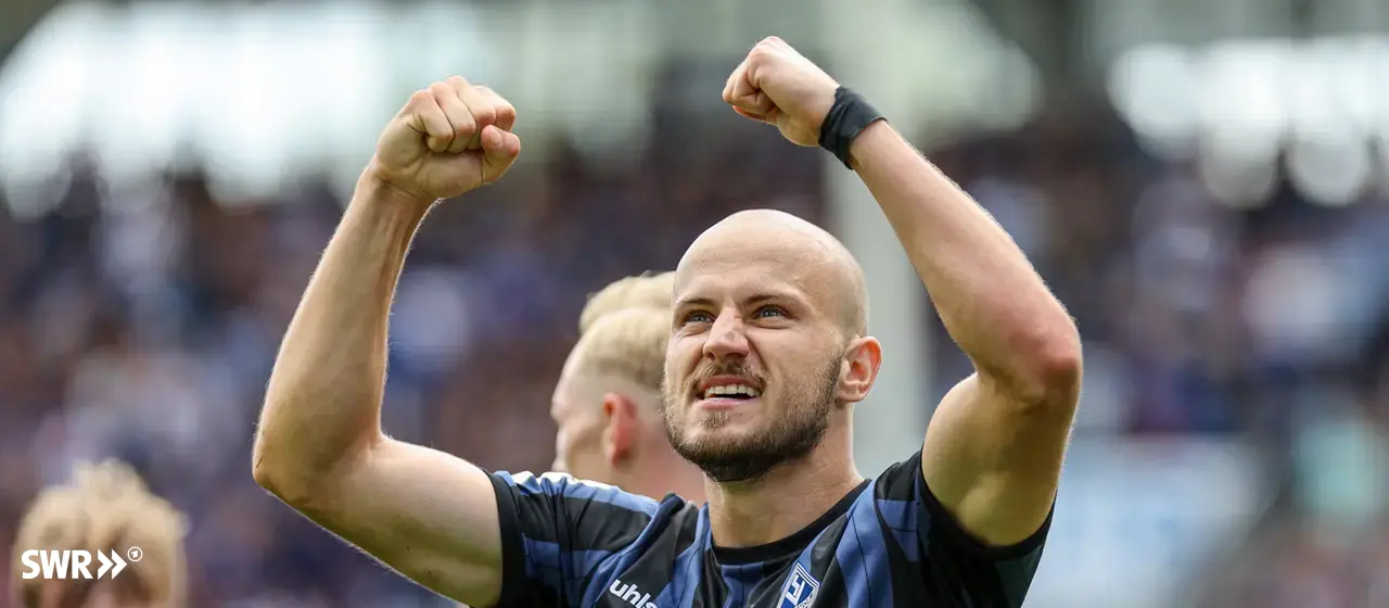 swr-felix-lohkemper-sv-waldhof-jubelt-nach-seinem-tor-im-spiel-gegen-den-sc-verl-100.webp?overlay=32ddf443-a54b-45ba-8424-e2a8000d64c0&overlayModificationDate=AAABlxDguLY&width=1280