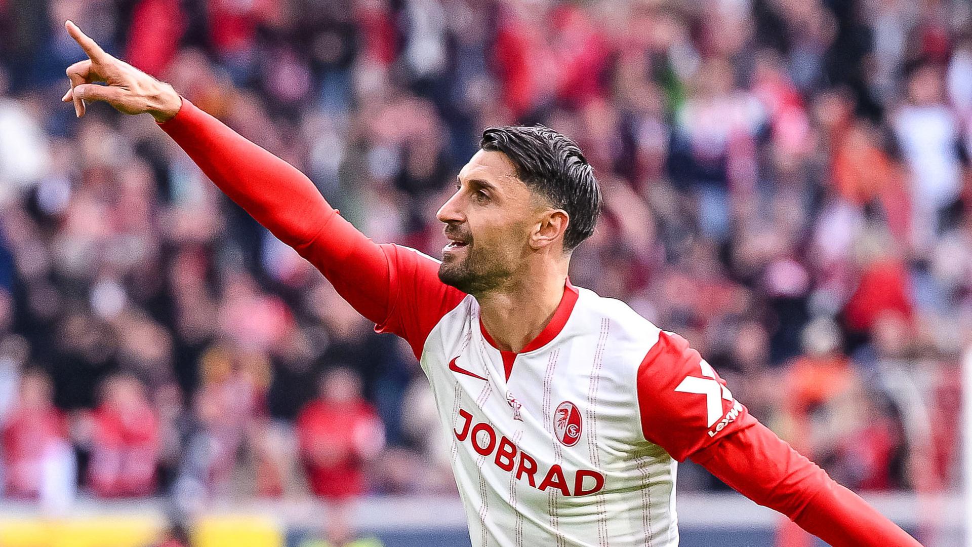 Freiburgs Grifo jubelt nach seinem späten Ausgleich gegen Frankfurt. | dpa/Harry Langer