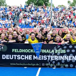 Die Spielerinnen des Harvestehuder THC jubeln über den Gewinn der deutschen Feldhockey-Meisterschaft 2025