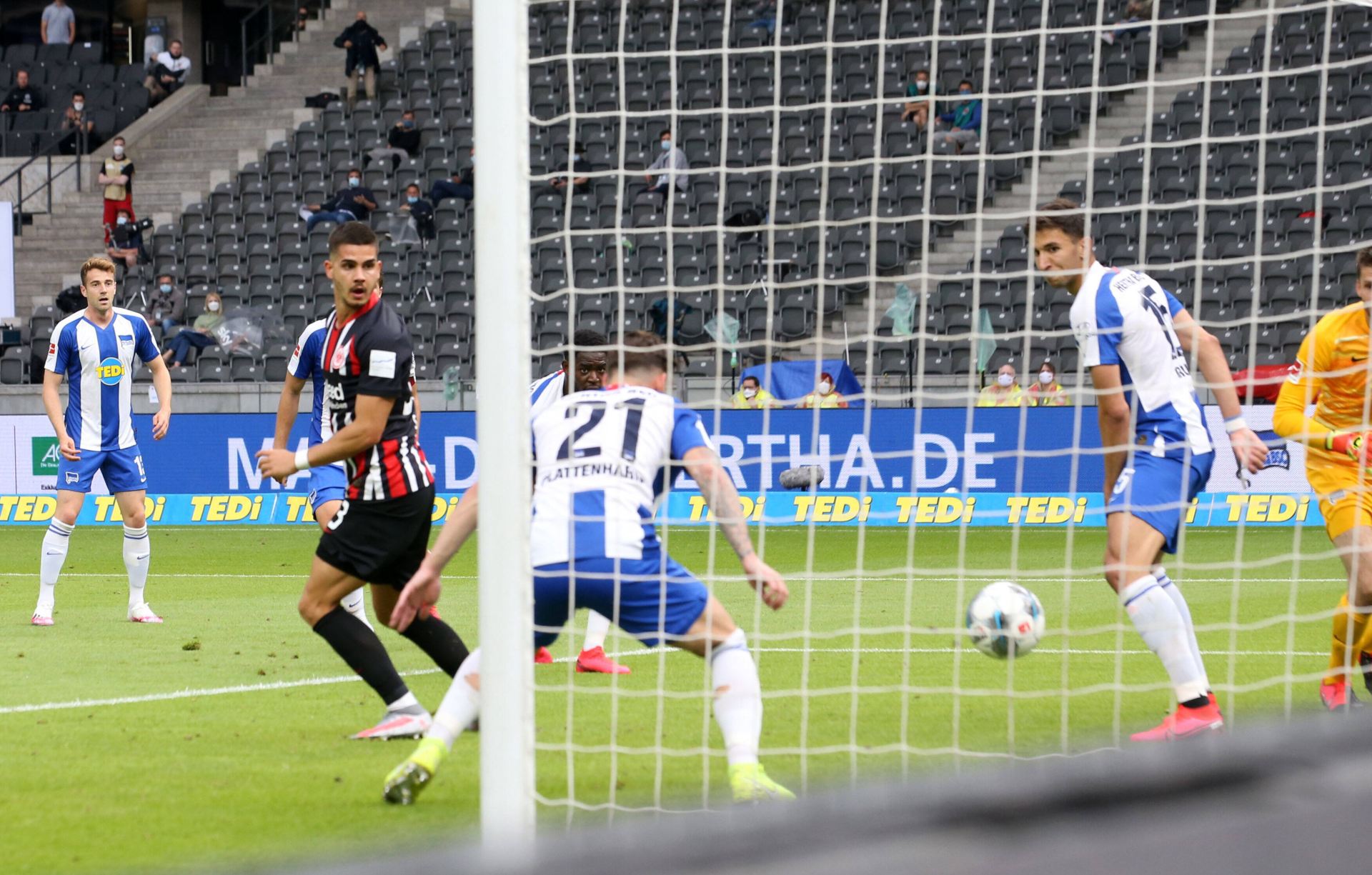 Eintracht Frankfurts Daichi Kamada und Andre Silva