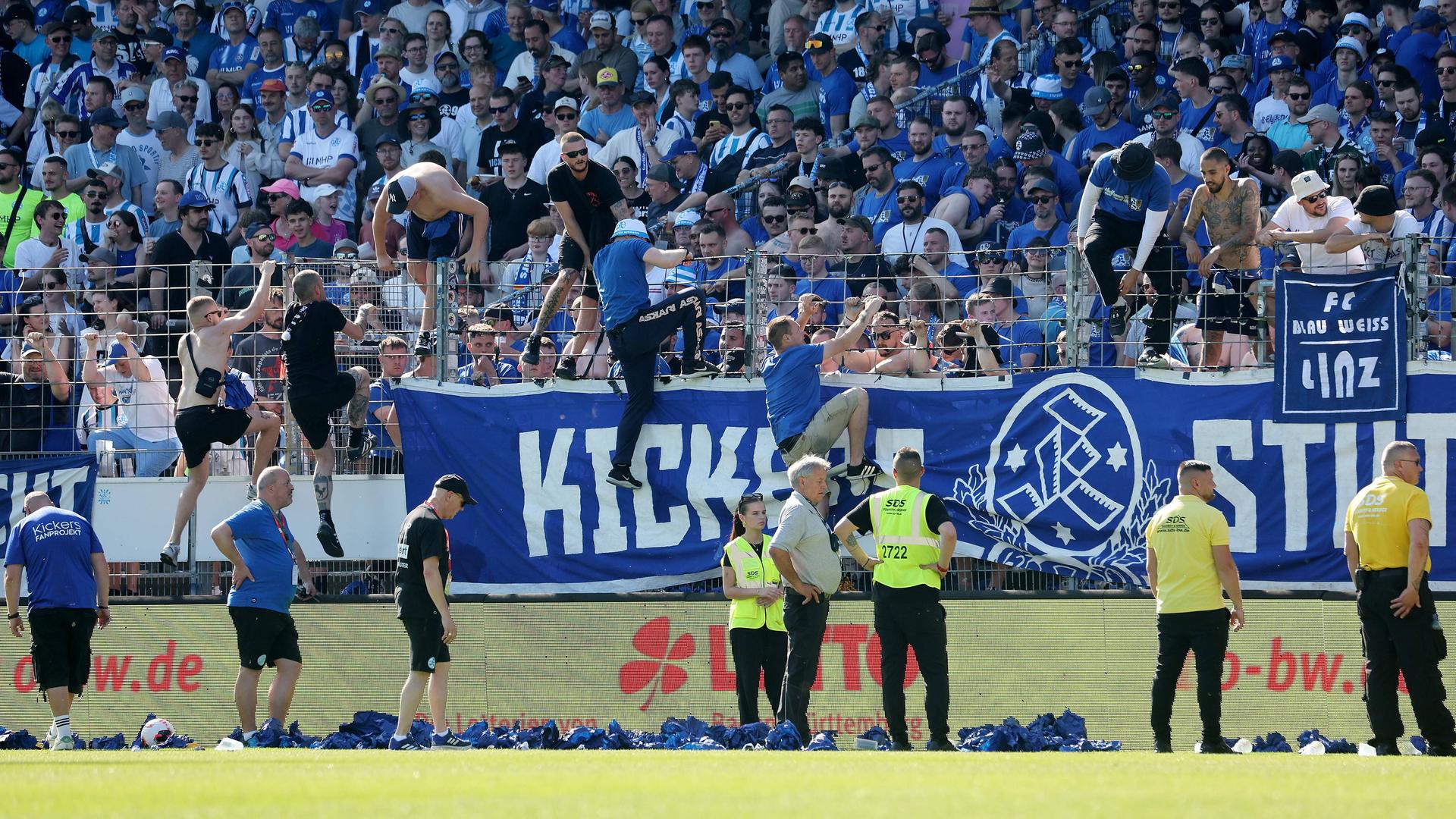 Großaspach feiert - Kickers-Fans stürmen den Platz