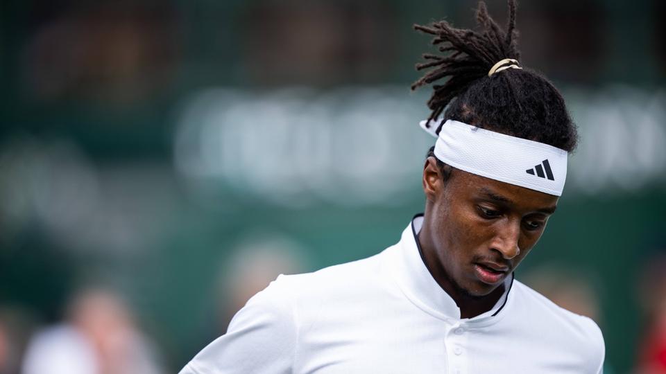Mikael Ymer machte wegen seiner Sperre kein einziges Spiel für den FTC Palmengarten. | Imago Images Das Bild zeigt Tennisspieler Mikael Ymer, der den Blick nach unten richtet.