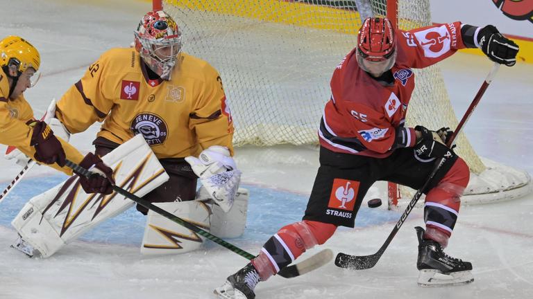 Fischtown-Pinguins-Spieler Christian Wejse versucht, den Puck durch seine eigenen Beine ins Tor zu schießen mit seinem Schläger.