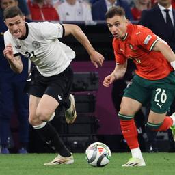 Robin Gosens läuft Francisco Conceicao hinterher