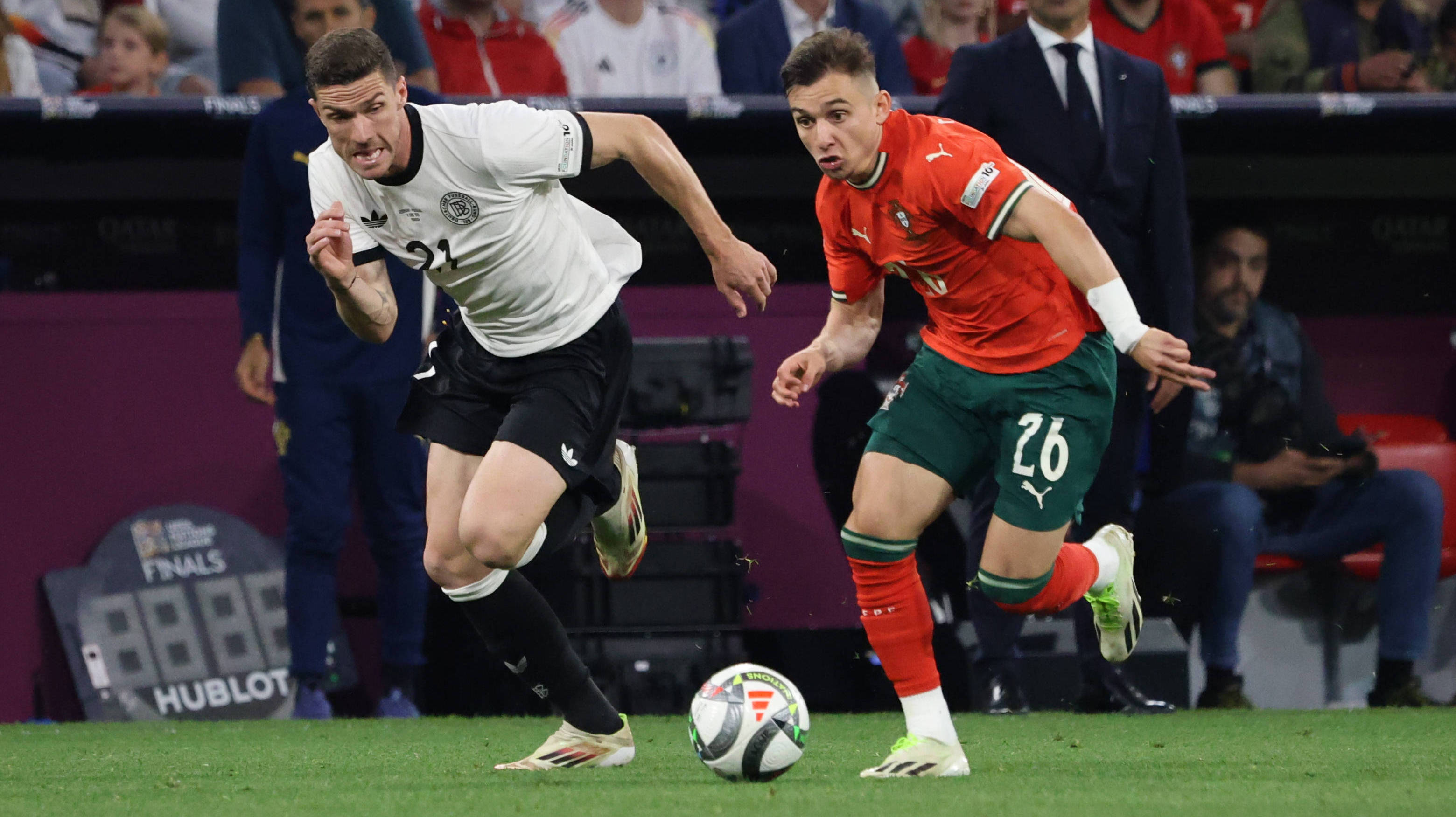 Robin Gosens läuft Francisco Conceicao hinterher