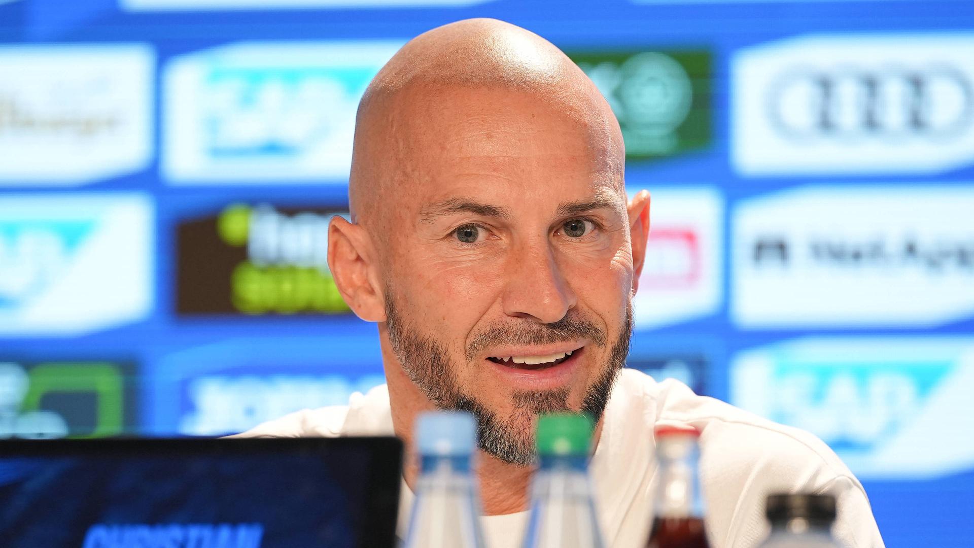 Hoffenheims Trainer Christian Ilzer auf der Pressekonferenz der TSG | IMAGO/Christoph Kinzinger