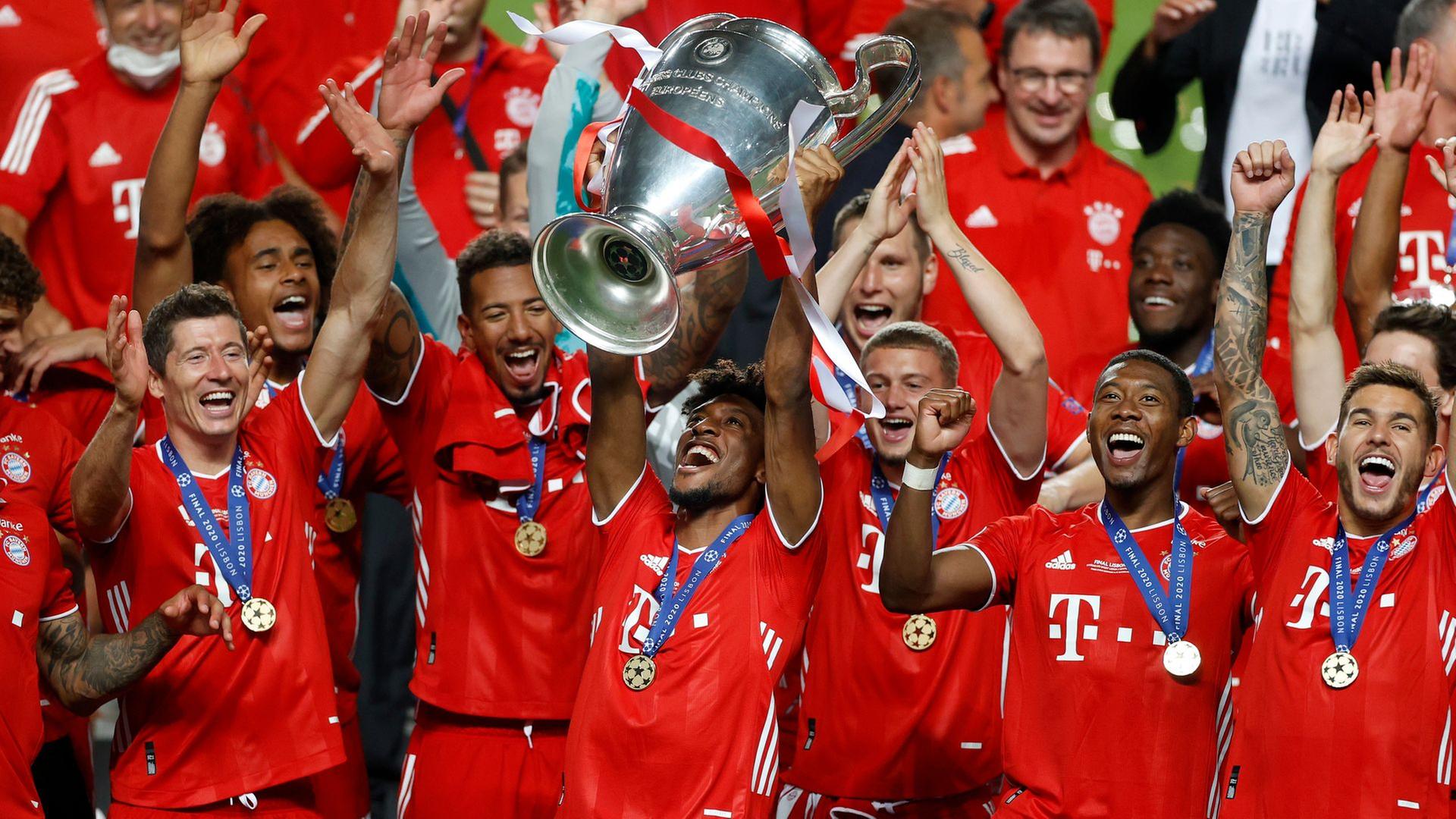 Kingsley Coman (Mitte) stemmt den Henkelpott | picture-alliance / dpa