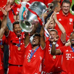 Kingsley Coman (Mitte) stemmt den Henkelpott