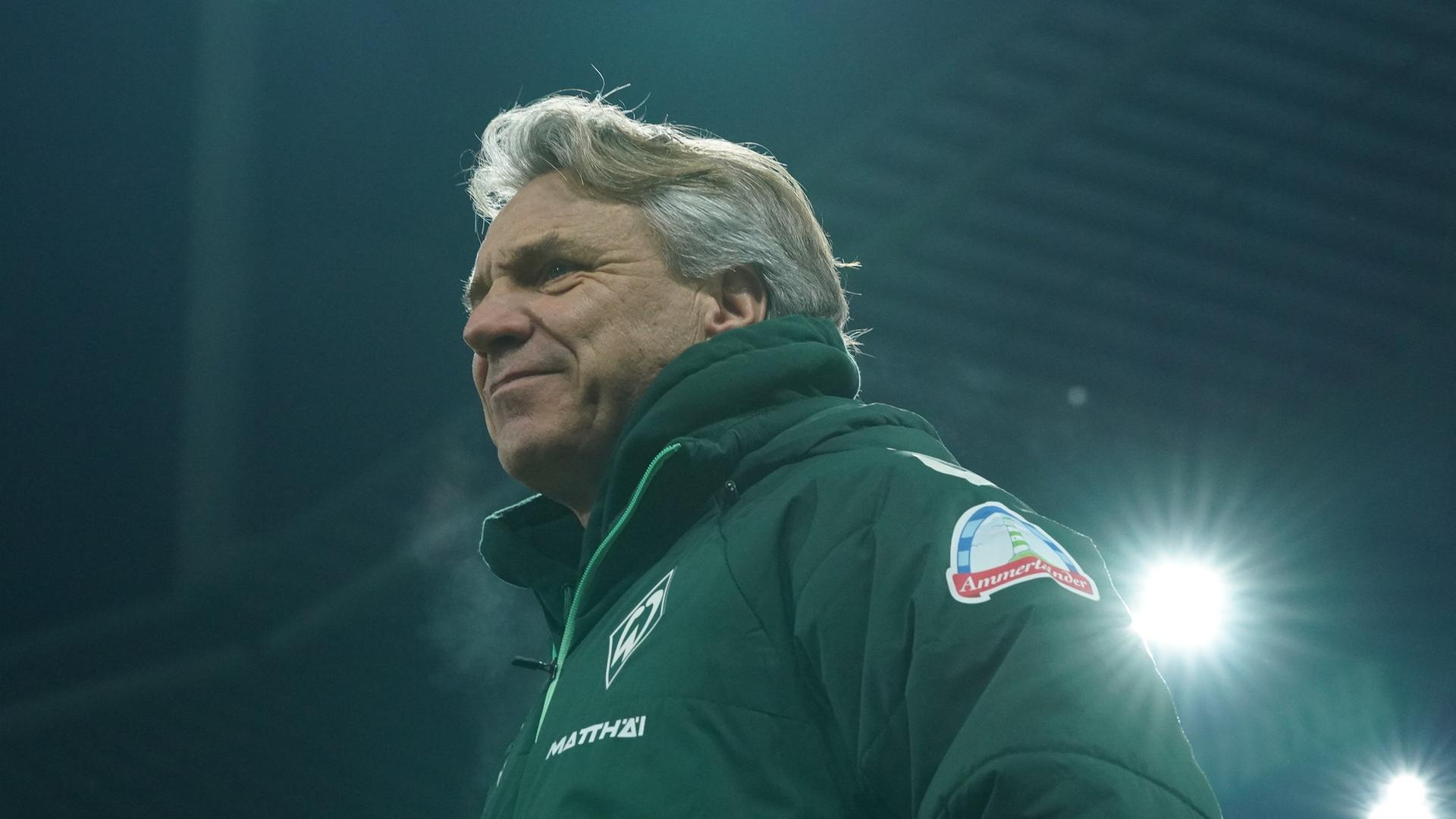Werders Fußball-Trainer Horst Steffen aus der Froschperspektive beim Gang ins Weser-Stadion bei Flutlicht-Schein. | Gumzmedia | Andreas Gumz