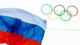 Russische Flagge vor den Olympischen Ringen