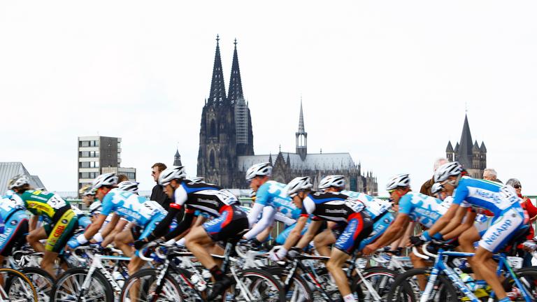 Rund um Köln gehört zu den traditionsreichsten deutschen Eintagesrennen. Das über rund 200 Kilometer durch die rheinische Großstadt Köln und deren Umland führende Rennen fand erstmals 1908 statt.