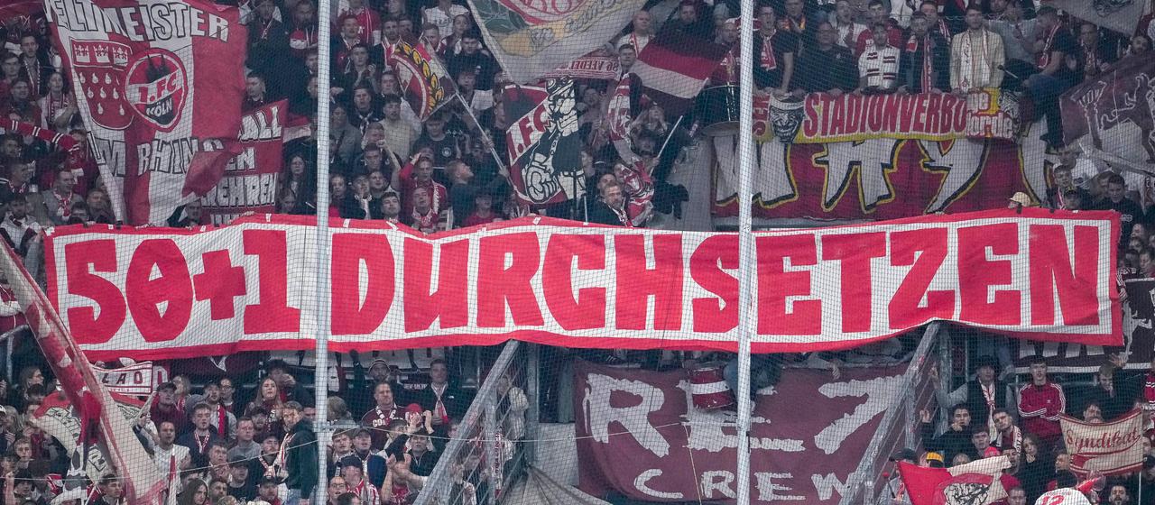 Die Fans vom 1. FC Köln zeigen in der Fankurve ein Banner zur 50+1-Regelung | IMAGO/foto2press Die Fans vom 1. FC Köln zeigen in der Fankurve ein Banner zur 50+1-Regelung