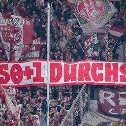 Die Fans vom 1. FC Köln zeigen in der Fankurve ein Banner zur 50+1-Regelung