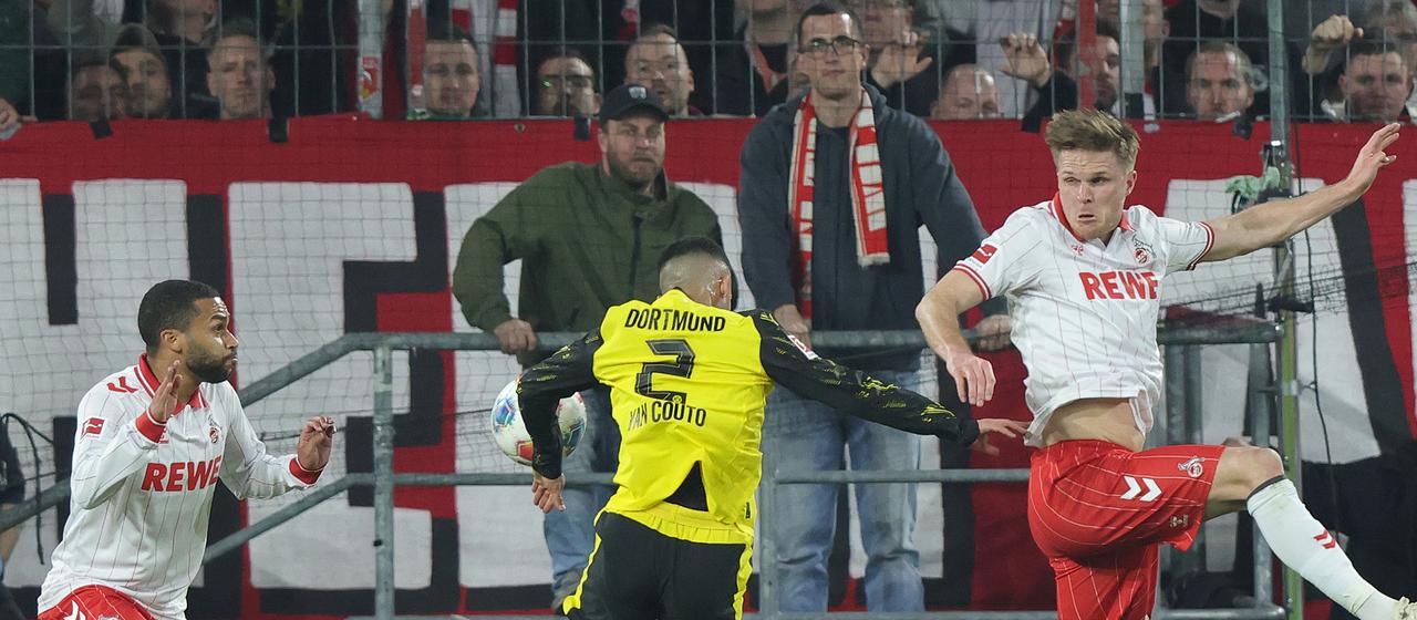 Dortmunds Yan Couto mit dem vermeintlichen Handspiel in der Nachspielzeit