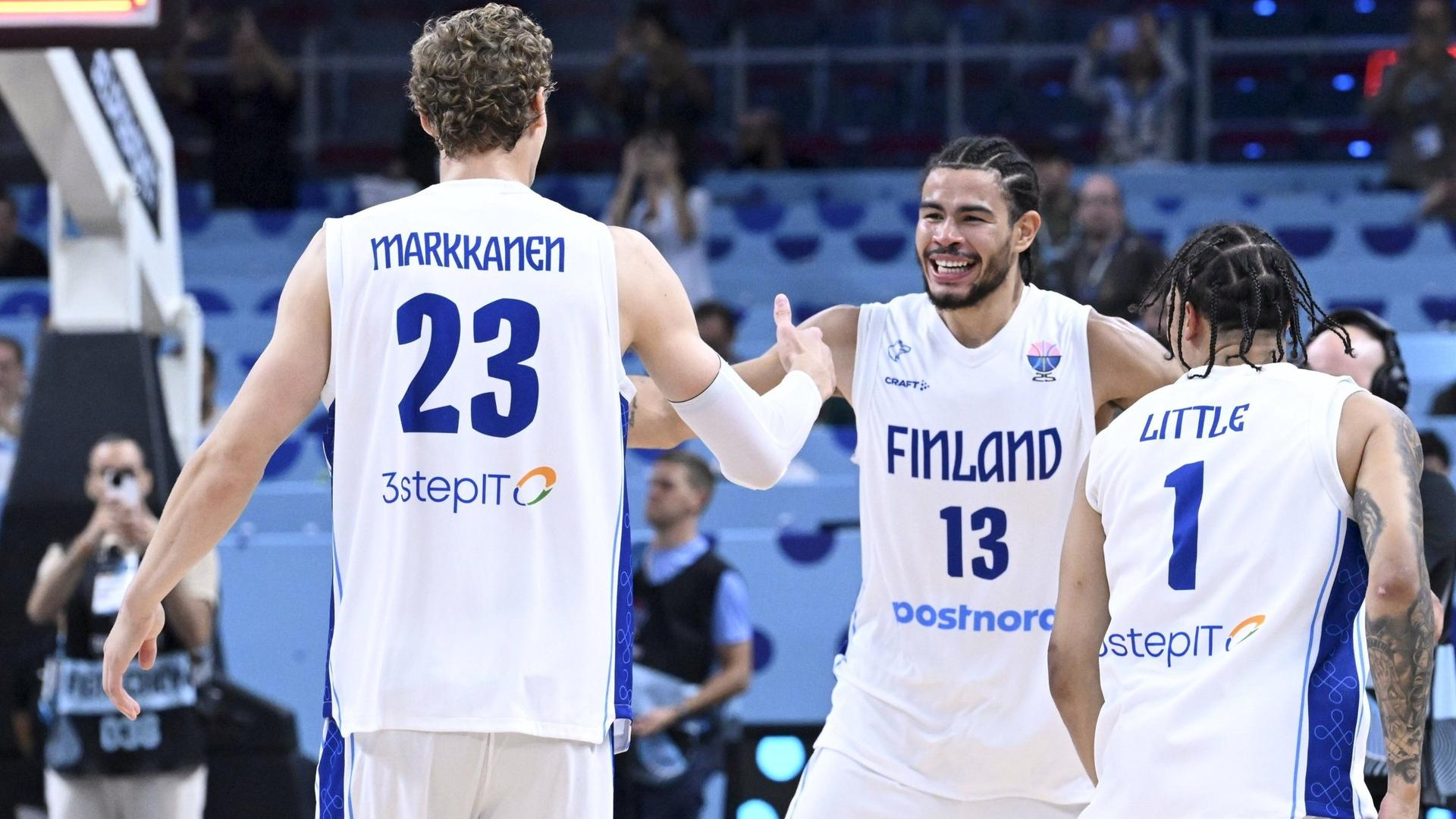 Finnland Spieler beim Handschlag | IMAGO/Alexander Trienitz