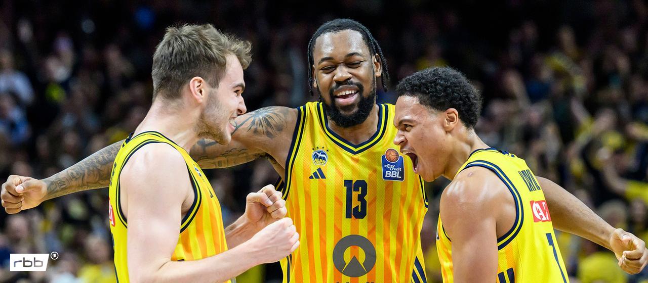 Video: rbb24 | 26.10.25 | Jonas Schützeberg | IMAGO / HMB-Media Malte Delow, JWan Roberts und Jack Kayil (Alba Berlin) jubeln nach Sieg gegen Bayern (Quelle: IMAGO / HMB-Media)
