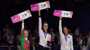 Darja Varfolomeev auf dem Sieger-Podest mit ihrer Goldmedaille