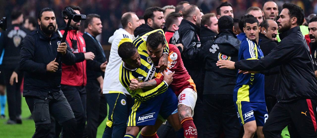 Galatasaray gegen Fenerbahce eskaliert nach Abpfiff